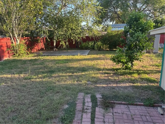 Building Photo - 1026 Northcliff Dr