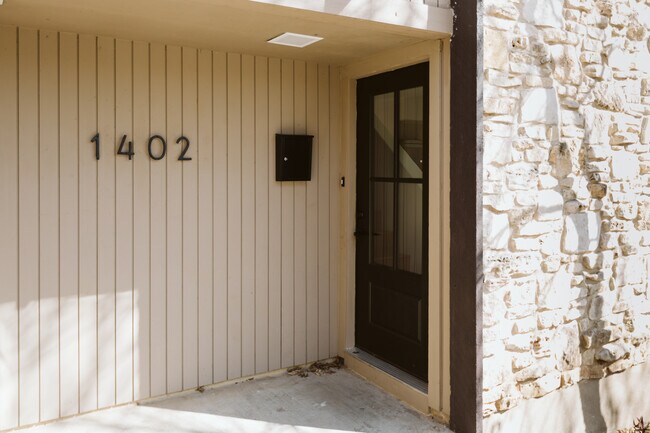 Foto del edificio - 1402 Fairfield Dr