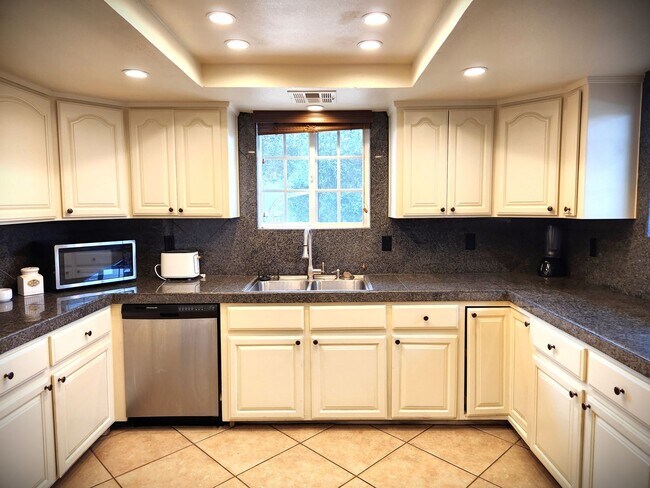 Foto del edificio - Long Term Rental with Pool
