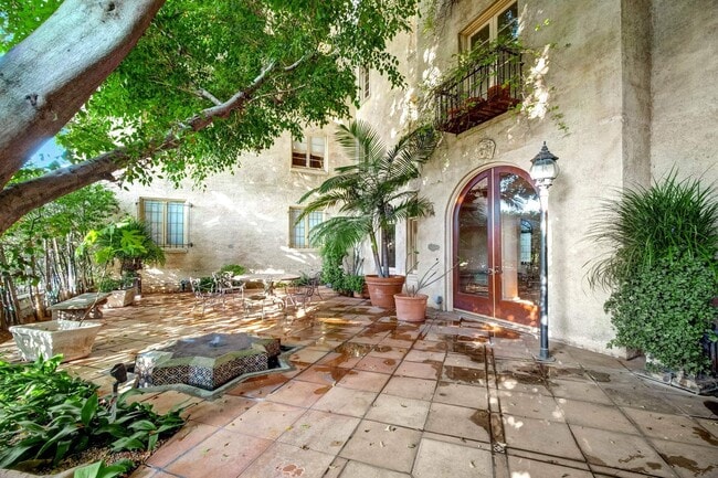 Building Photo - 109 N Sycamore Ave