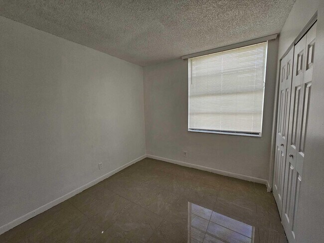 Foto del edificio - 210 Lake Pointe Dr