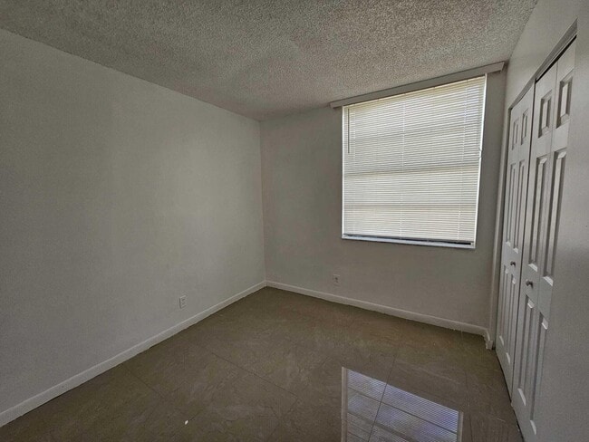 Building Photo - 210 Lake Pointe Dr