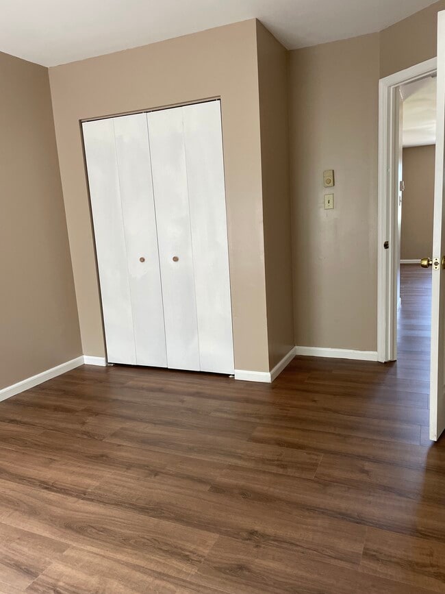 Building Photo - 105 Pickwick Pl