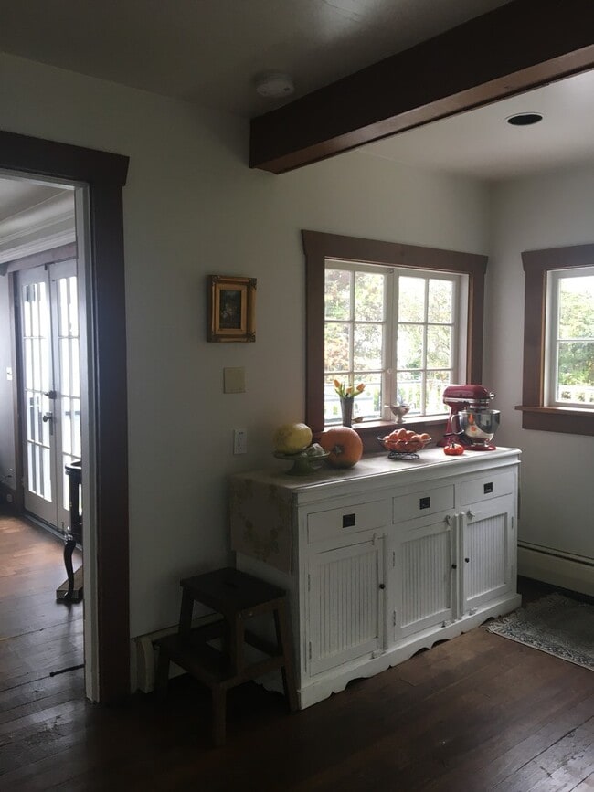 Building Photo - 1920's Craftsman home on stunning low bank...