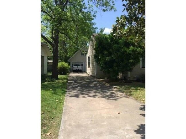 Building Photo - 1005 E 38th St