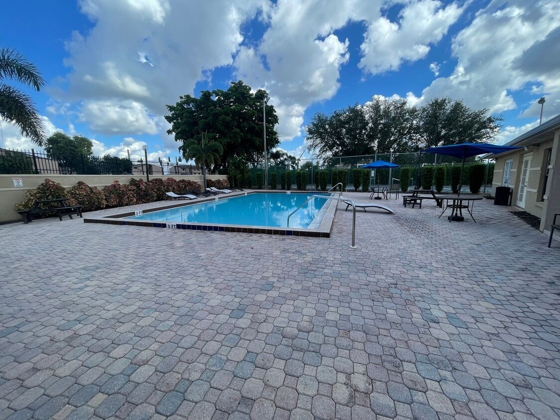 Foto del edificio - ANNUAL RENTAL -  1 BED / 1 BATH CONDO AT M...