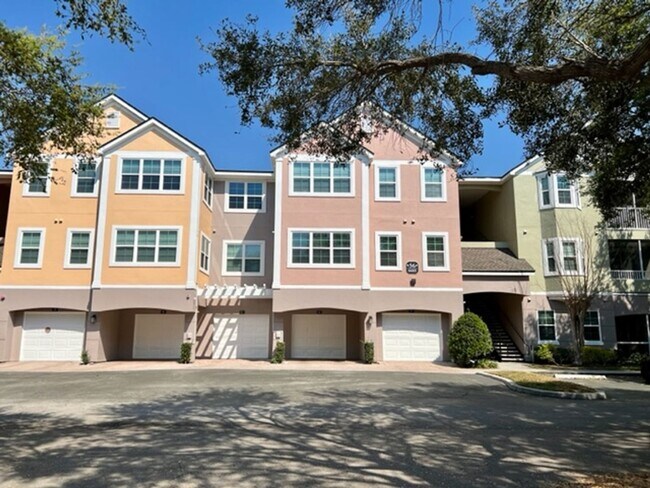 Foto del edificio - MOVE IN NOW!Fabulous 2X2 on 3rd floor(no tenants above)! NEW CARPET & FRESH PAINT! Water included...
