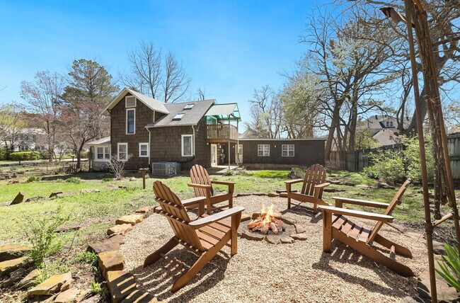 Building Photo - 833 Rush Dr