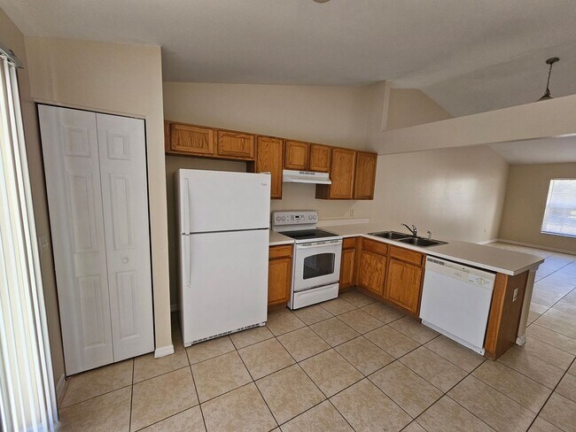 Foto del edificio - COMING SOON!   CUTE!  3 BEDROOM / 2 BATH - HALF DUPLEX (DELTONA)