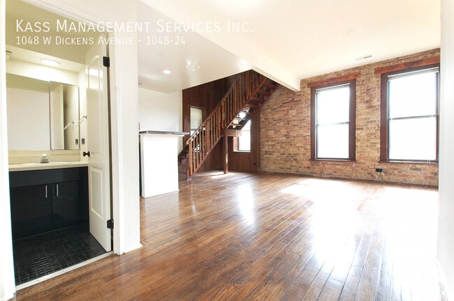 Building Photo - 1048 W Dickens Ave