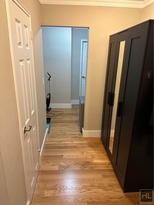 Building Photo - Bright & Extra Large Studio in Doorman/Ele...