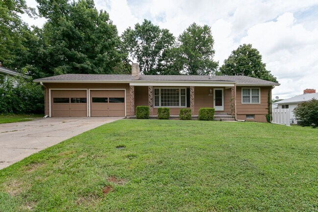 Building Photo - #6 Bedroom House with Awesome Yard Plus Ga...