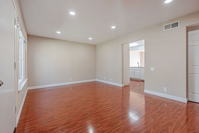 Foto del edificio - BEAUTIFUL REMODELED TWO STORY TOWNHOME IN ...