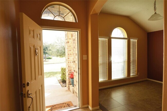 Foto del edificio - 9303 Daisy Cove Ln