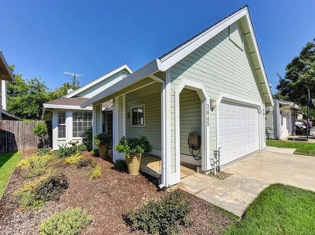 Foto del edificio - Charming and Spacious Home in Carmichael