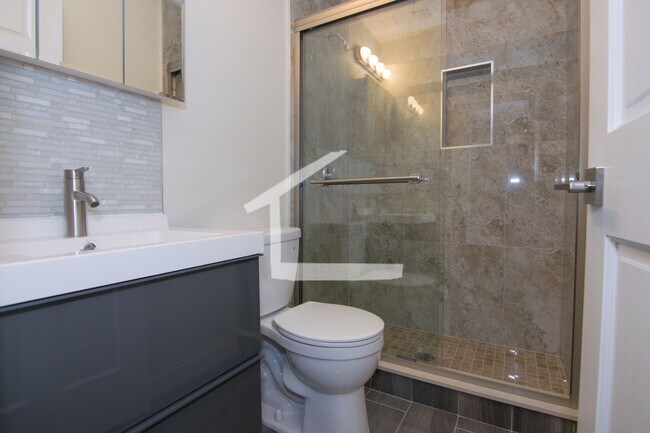 Building Photo - Nicely updated 3 bed in Brookline