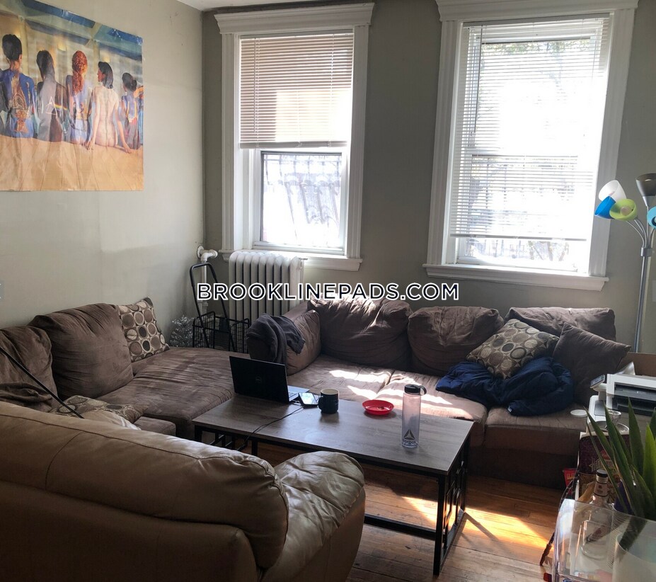 Primary Photo - 352 Riverway