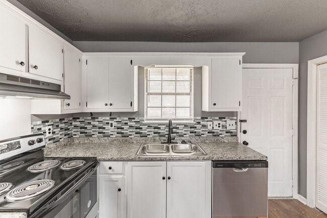 Building Photo - Greenbrier Apartments