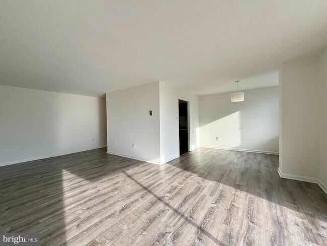 Foto del edificio - 5565 Columbia Pike