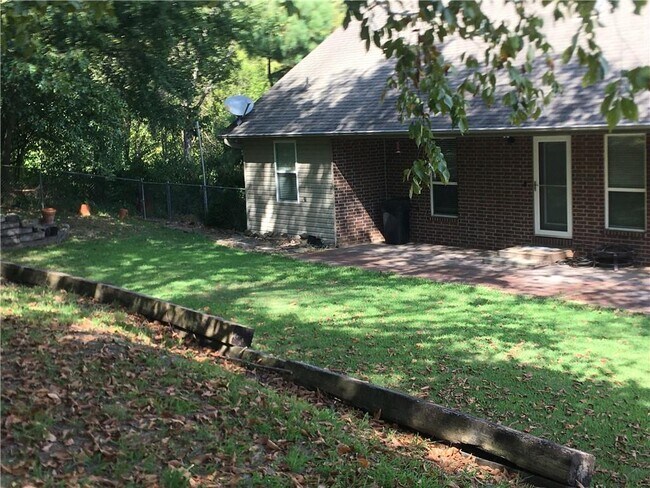 Building Photo - 15280 Meadow Ln
