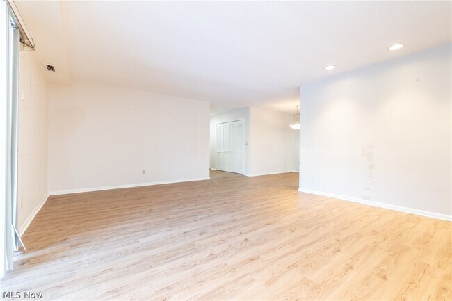 Building Photo - 2112 Acacia Park Dr