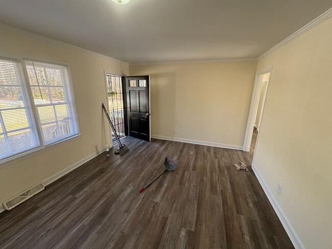 Building Photo - 3 Bedroom in Brentwood