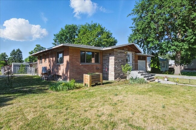 Building Photo - 303 W Pine Ave