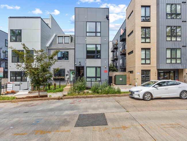 Building Photo - 1014 1/2 17th Pl NE