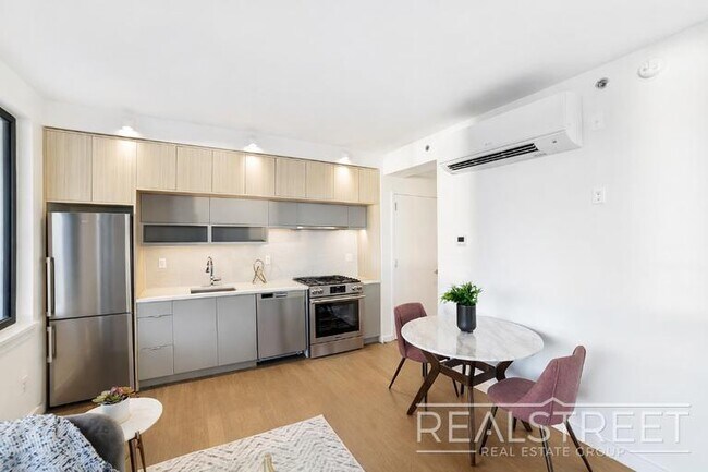 Foto del edificio - NO FEE Luxury Waterfront 2 Bedroom with wrap around terrace!