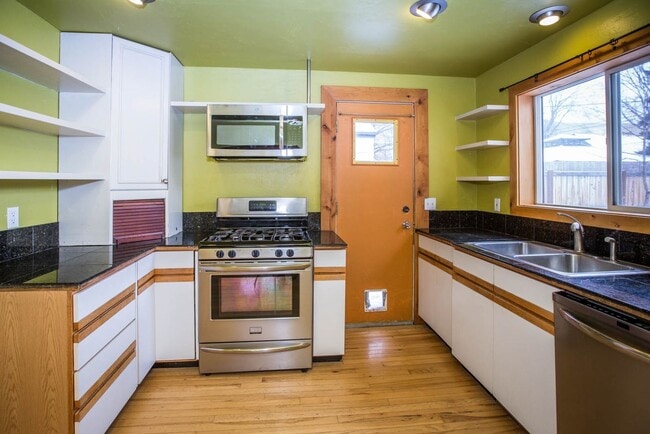 Building Photo - 4 bed/ 3 bath University Rental House ($3,...