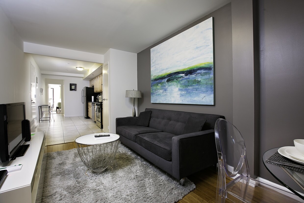 Foto principal - 322 E 39th St