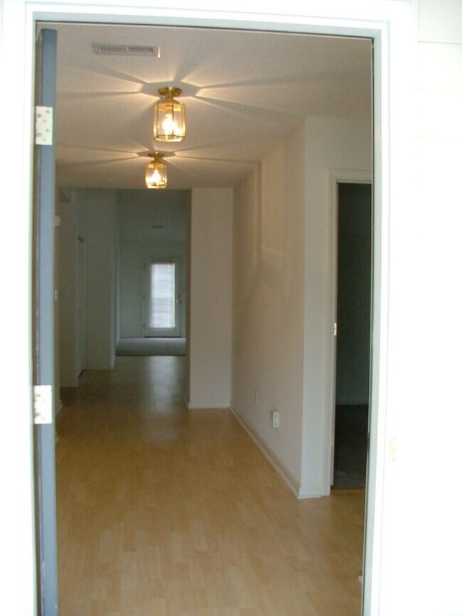 Building Photo - 140 Springwood Ln