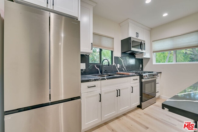 Building Photo - 843 Westbourne Dr