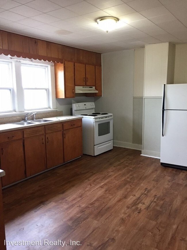 Building Photo - 2 br, 1 bath House - 114 S Elm St