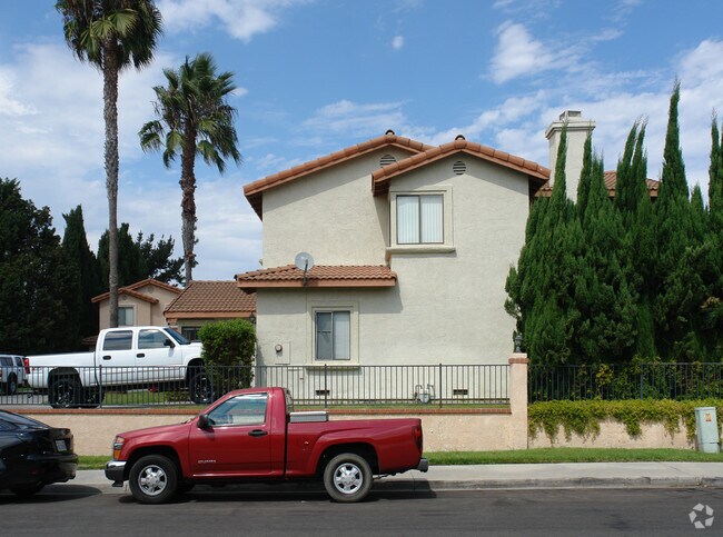 Building Photo - 2836-2908 Unicornio St