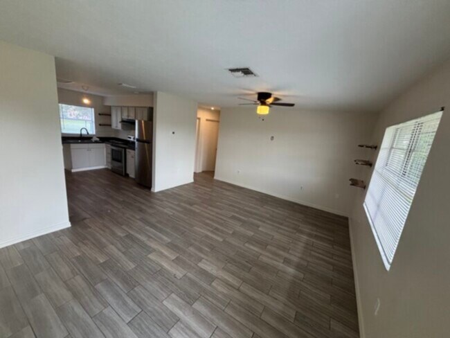 Foto del edificio - AVAILABLE NOW! Move-In Special! Updated 2B...