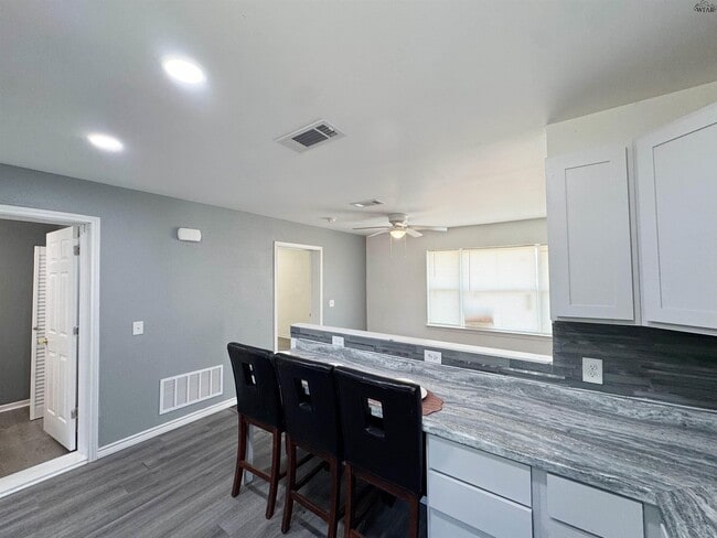 Building Photo - 406 2nd St