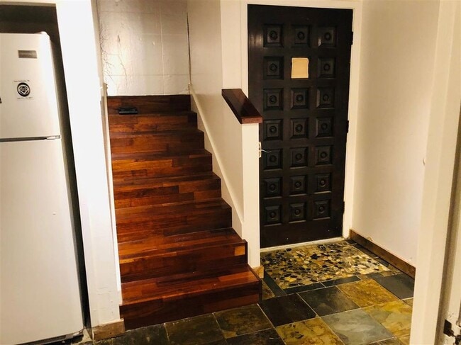 Front Door - Entrance - 207 Hi Cir N