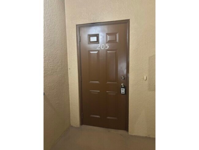 Building Photo - 2 Bedroom + DEN and GARAGE! Water Included!