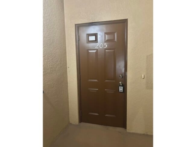 Foto del edificio - 2 Bedroom with DEN and a GARAGE!