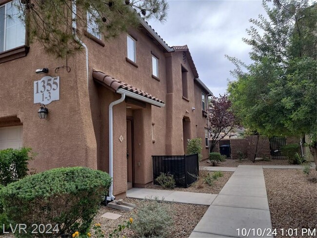 Building Photo - GREAT 2 BED, 2 BATH TOWNHOME WITH ATTACHED...