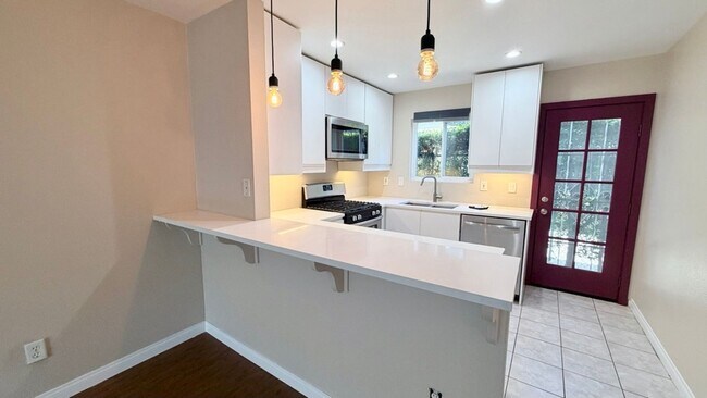Foto del edificio - Charming 2 Bed / 1.5 Bath Townhome in the Heart of University Heights – Gated Community with Assi...