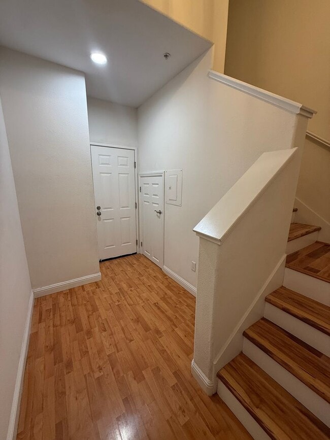 Building Photo - Spacious 1 bed 1 bath condo with loft Available now!