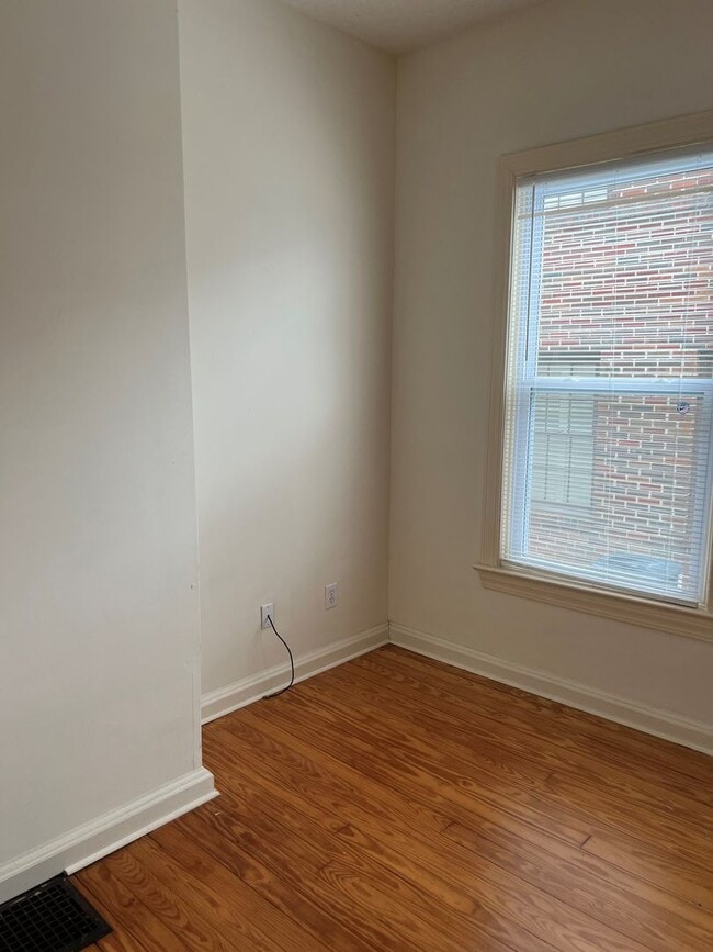 Building Photo - Nice 1 Bed 1 Bath Unit! Available Fall 2026!