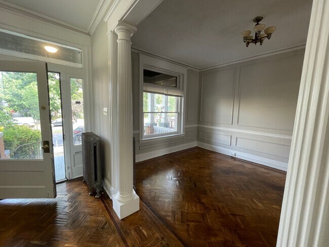 Foto del edificio - Beautiful Row House in Columbia Heights