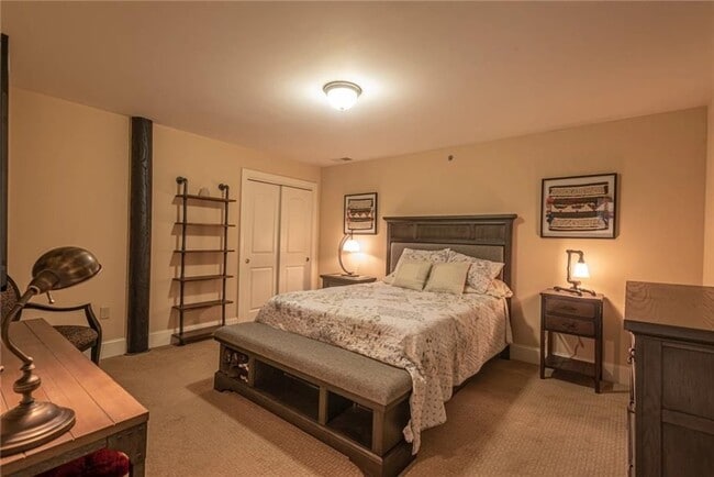 Building Photo - 618 Main St