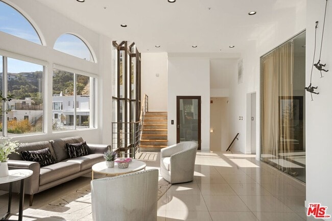 Foto del edificio - 8435 Franklin Ave