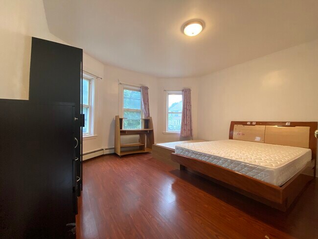Foto del edificio - 43 Glover Ave