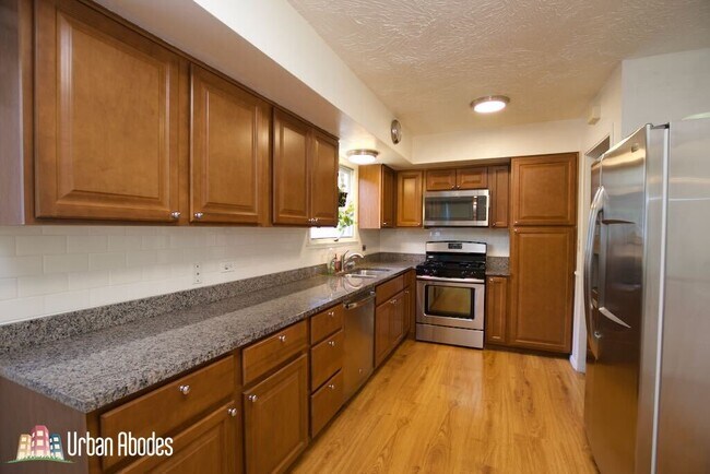 Building Photo - 1326 Meadow Ln