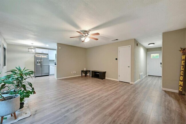 Building Photo - 7202 Barnsdale Way